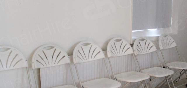 Cloud Meetings https://d1hcs5uofxldvl.cloudfront.net/chair-hire/article_additional/cloud-meetings2/cloud-meetings2-740x350.jpg - Folding chairs complement minimalist meeting rooms.