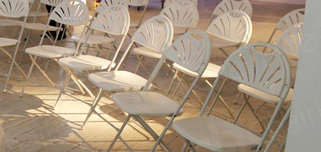 Cloud Meetings https://d1hcs5uofxldvl.cloudfront.net/chair-hire/article_additional/cloud-meetings6/cloud-meetings6-740x350.jpg - White chairs keep your venue light & bright.