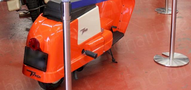 Keep Your Event Controlled https://d1hcs5uofxldvl.cloudfront.net/chair-hire/article_additional/crowd-control-at-exhibits-4/crowd-control-at-exhibits-4-740x350.jpg - Using stretch chrome barriers to direct your crowd.