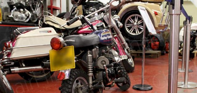 Keep Your Event Controlled https://d1hcs5uofxldvl.cloudfront.net/chair-hire/article_additional/crowd-control-at-exhibits-8/crowd-control-at-exhibits-8-740x350.jpg - Chrome stretch barriers are simple but effective. Keeping it clean and modern.