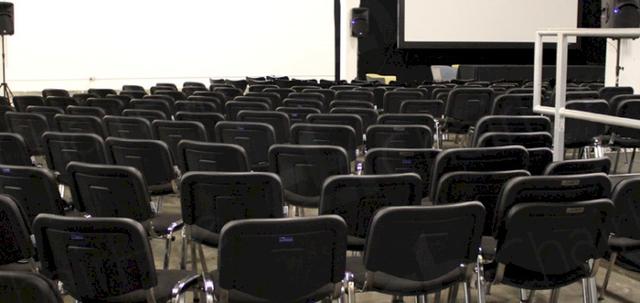 Furniture for Pop Up Cinema https://d1hcs5uofxldvl.cloudfront.net/chair-hire/article_additional/pop-up-cinema5/pop-up-cinema5-740x350.jpg - Organise your pop up cinema so everyone has a perfect view.