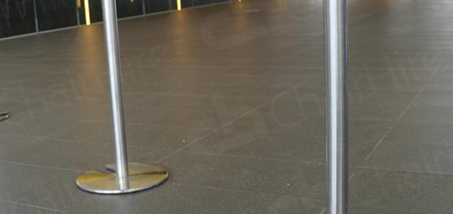 VIP Areas at Conferences https://d1hcs5uofxldvl.cloudfront.net/chair-hire/article_additional/vip-areas2/vip-areas2-740x350.jpg - Crowd control barriers at events large and small