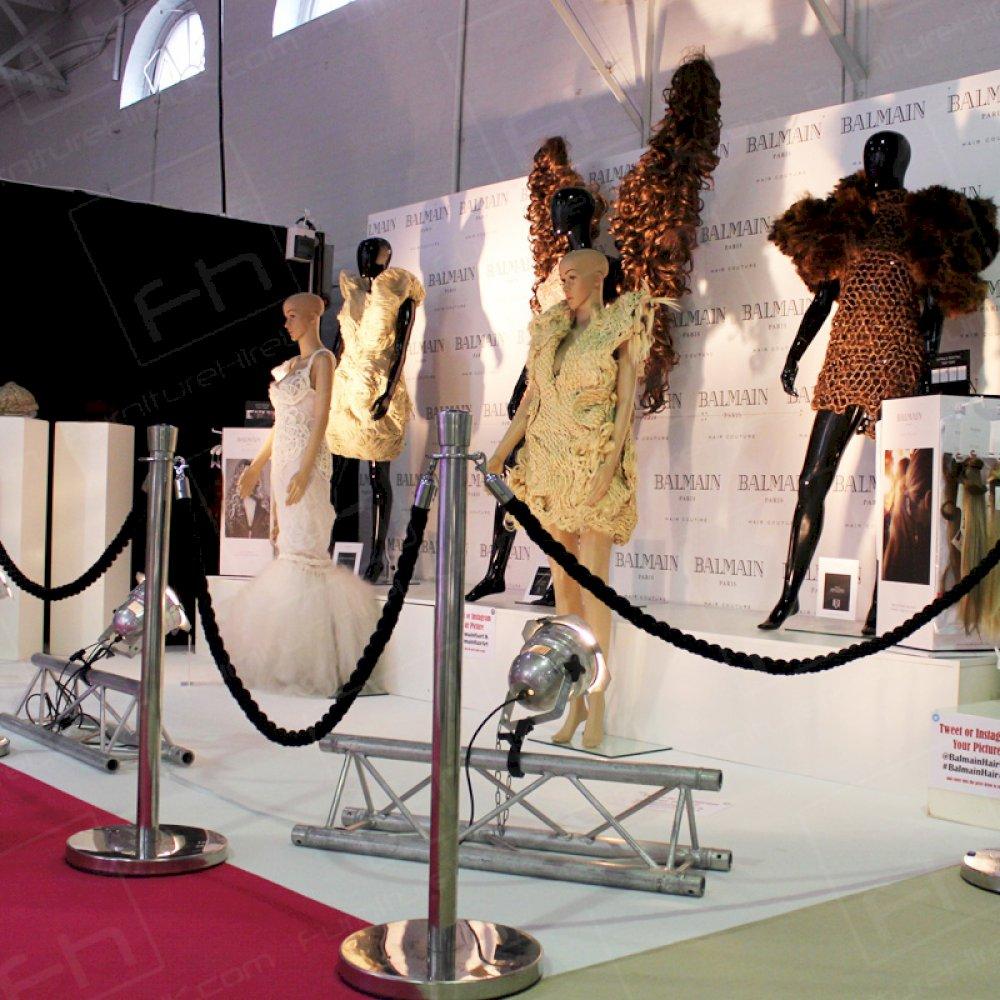 Ropes & poles defining a unique exhibition.