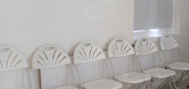Cloud Meetings https://mill-media.s3.eu-west-2.amazonaws.com/chair-hire/article_additional/cloud-meetings2/cloud-meetings2-740x350.jpg - Folding chairs complement minimalist meeting rooms.