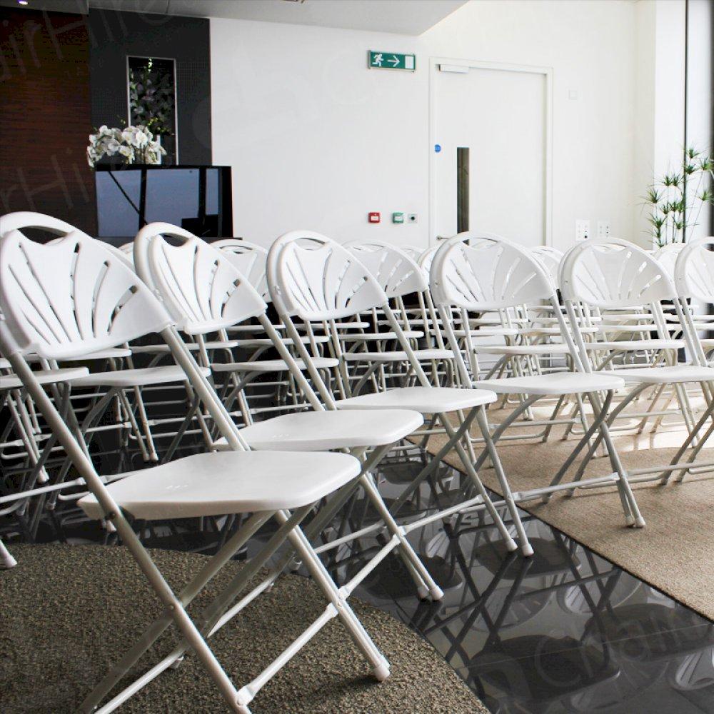 Perfect setting for versatile seating. (HC76)