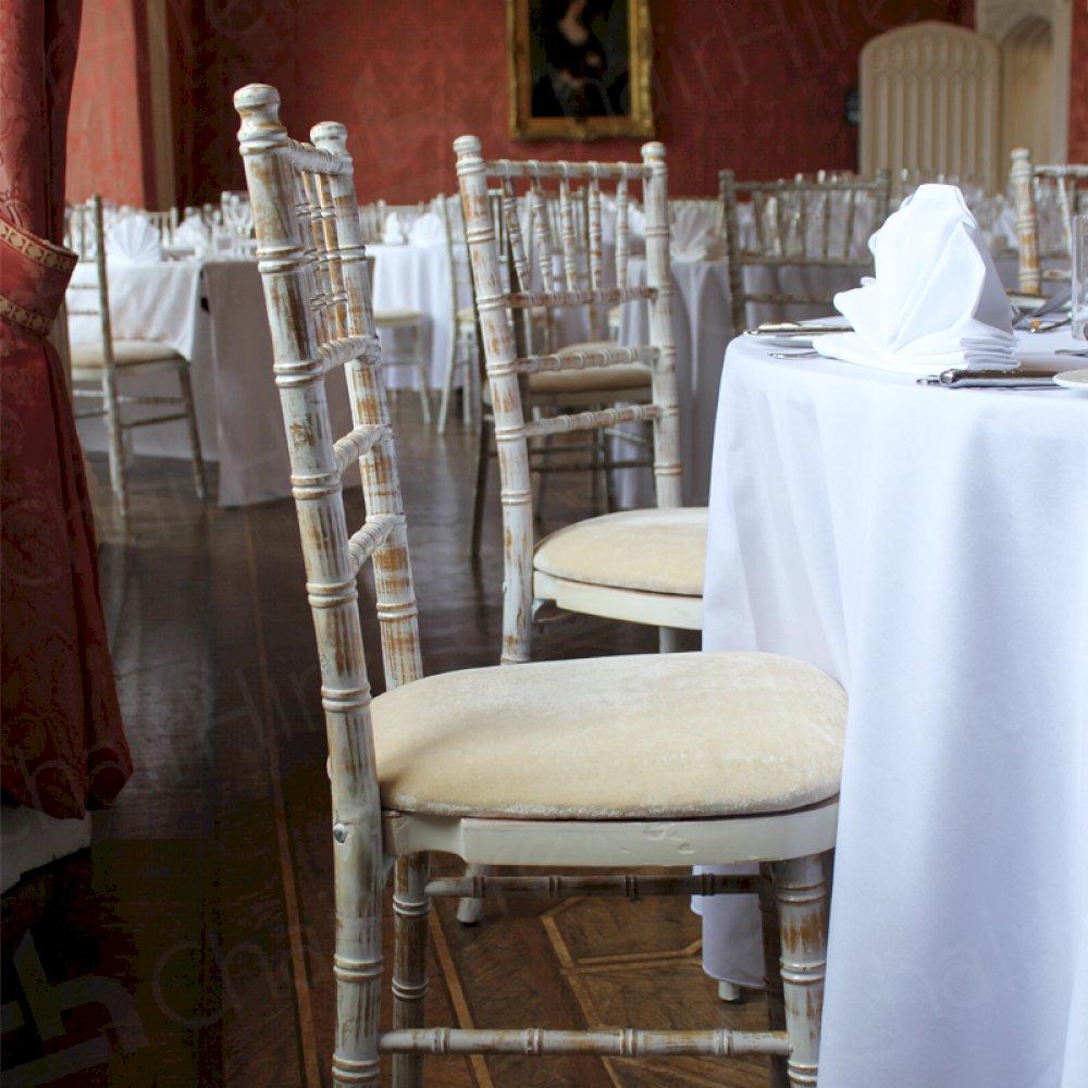 Napkins add to the elegance provided by Chiavari seating.