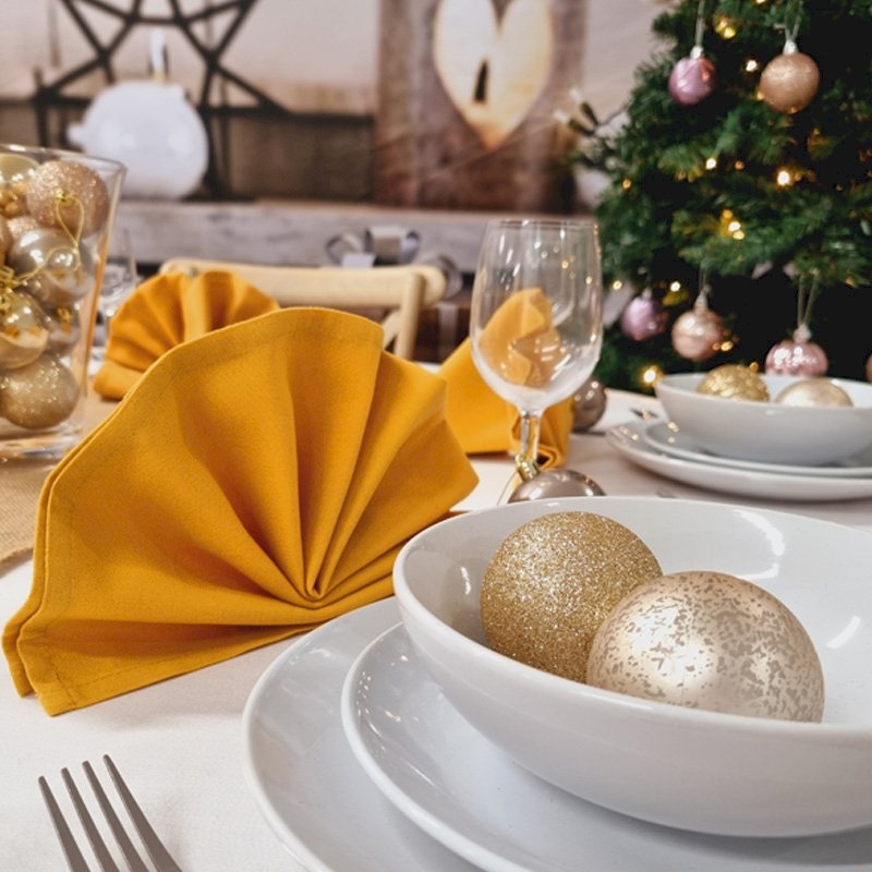 Round Cosy Christmas for 8 - Cross Back